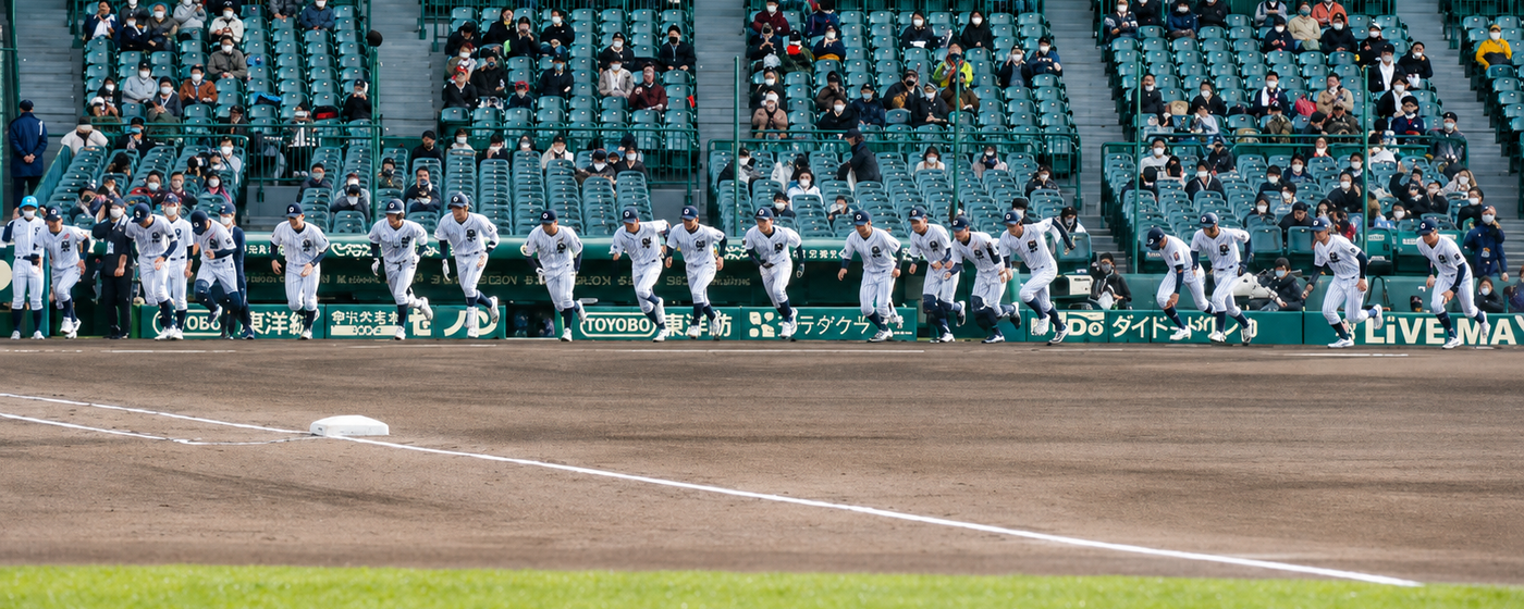 校庭で再会を楽しむ卒業生たち